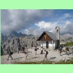 cesta s kapličkou v masivu Sextenských Dolomit