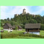Lubochňa - skanzen, v pozadí hrad