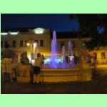 Sarvar - večerní barevná fontána