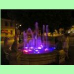 Sarvar - večerní barevná fontána
