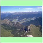 pohled z vrcholu Dürrenstein - dole mìsteèko Toblach, v pozadí masiv Vysokých Taur 